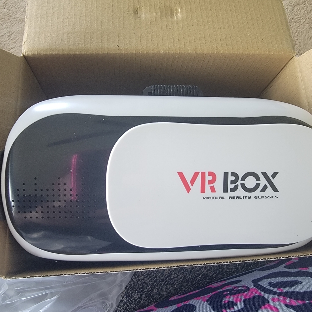 Virtual Reality Headsets - Picture 3 of 4